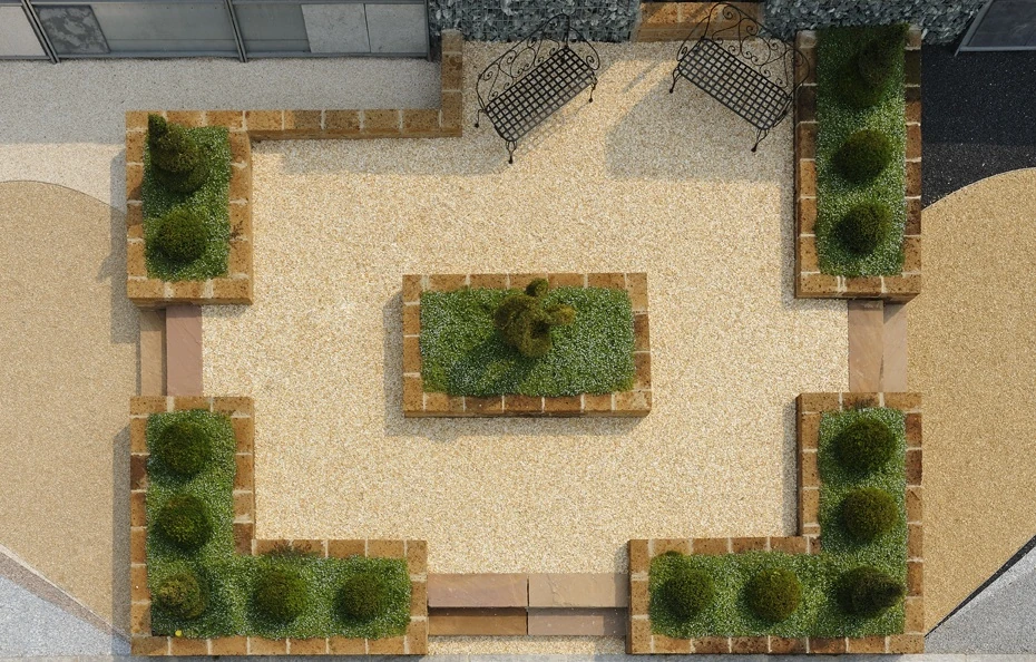 Nowoczesny taras z kamienia naturalnego Giallo Siena i donice z tufu wulkanicznego.webp